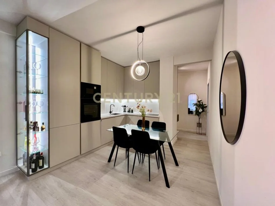 Tirane, jepet me qera apartament 2+1+Ballkon Kati 5, 90 m² 800 € (Kodra e Diellit)