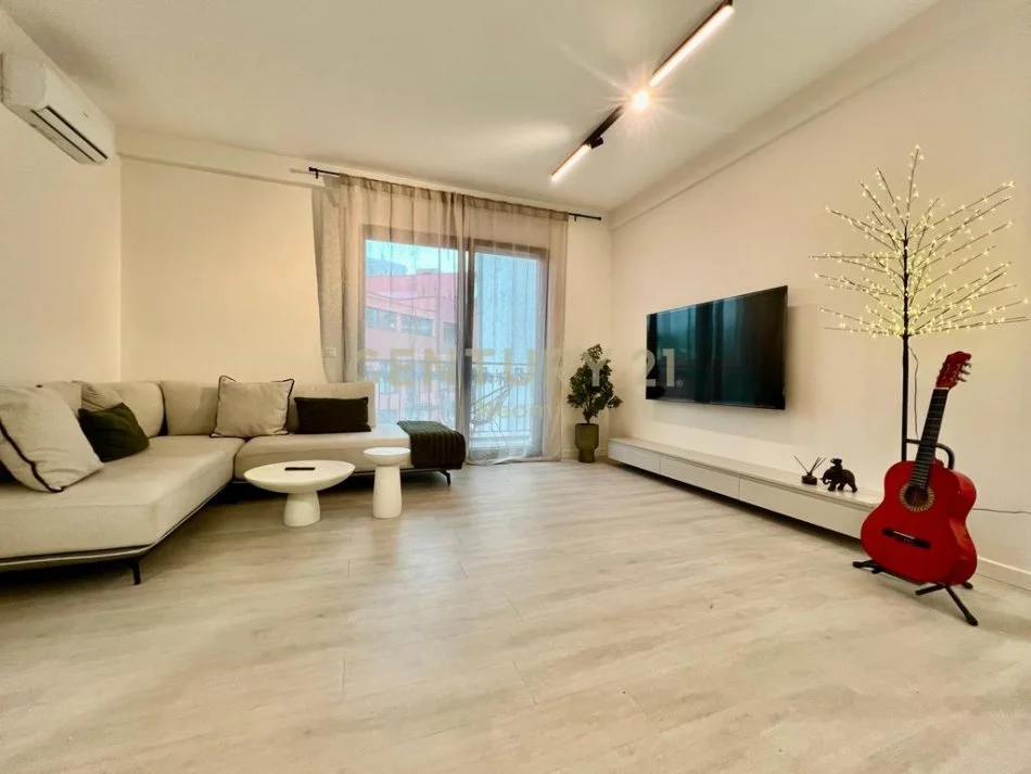 Tirane, jepet me qera apartament 2+1+Ballkon Kati 5, 90 m² 800 € (Kodra e Diellit)