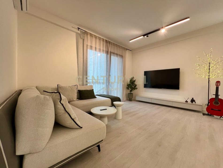 Tirane, jepet me qera apartament 2+1+Ballkon Kati 5, 91 m² 800 € (kodra e diellit 1)