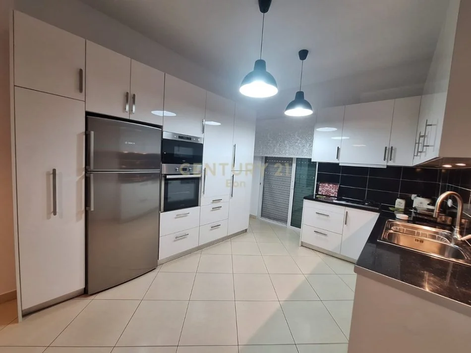 Durres, jepet me qera 2+1+Ballkon Kati 2, 129 m² 450 € (Shkozet)