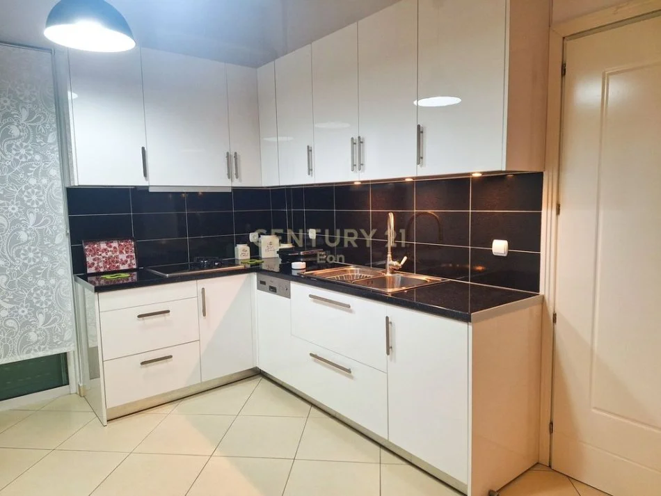 Durres, jepet me qera 2+1+Ballkon Kati 2, 129 m² 450 € (Shkozet)