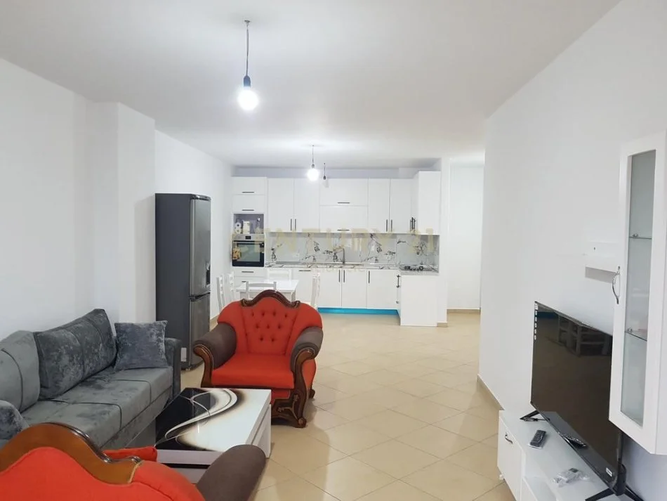 Durres, jepet me qera apartament 1+1 Kati 5, 82 m² 350 € (Stadiumi në Durrës)