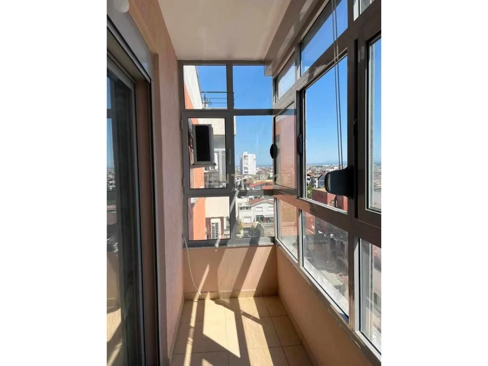 Durres, jepet me qera apartament 1+1 Kati 5, 82 m² 350 € (Stadiumi në Durrës)