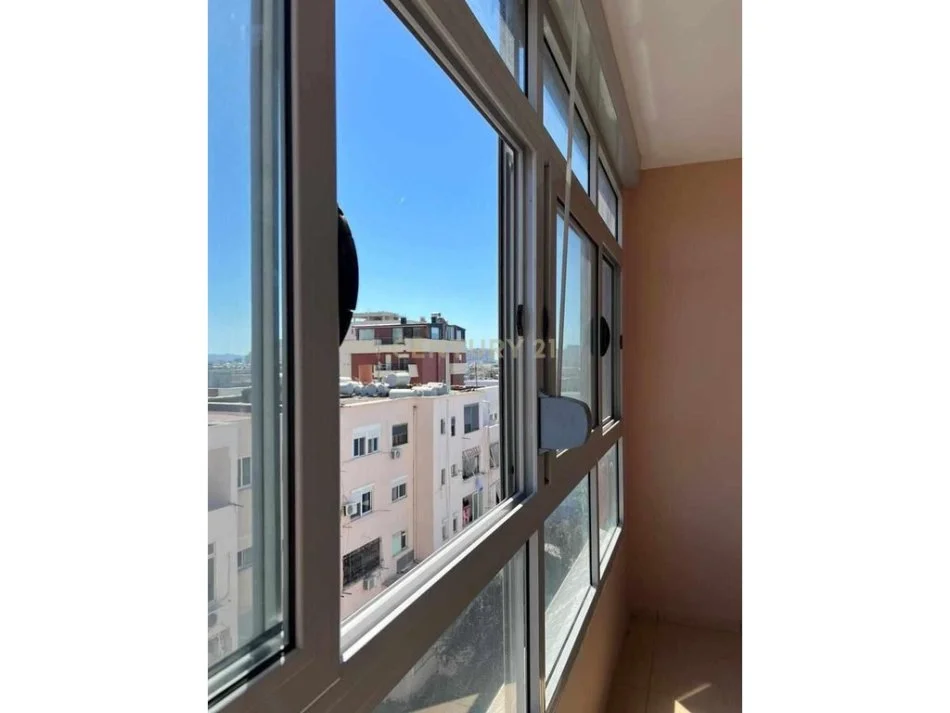 Durres, jepet me qera apartament 1+1 Kati 5, 82 m² 350 € (Stadiumi në Durrës)
