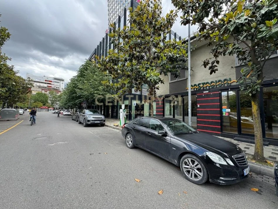 Tirane, jepet me qera ambjent biznesi Kati 1, 189 m² 5.000 € 