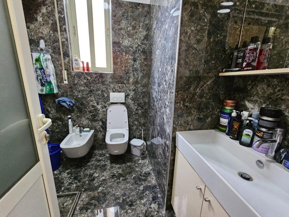 Tirane, jepet me qera apartament 1+1 Kati 4, 75 m² 650 € (RRUGA E DIBRES)