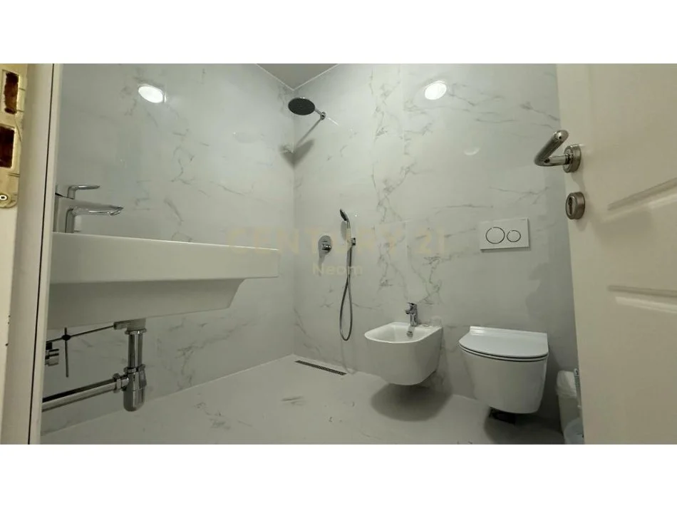Tirane, jap me qera ambjent biznesi , 65 m² 700 € (Komuna e Parisit)
