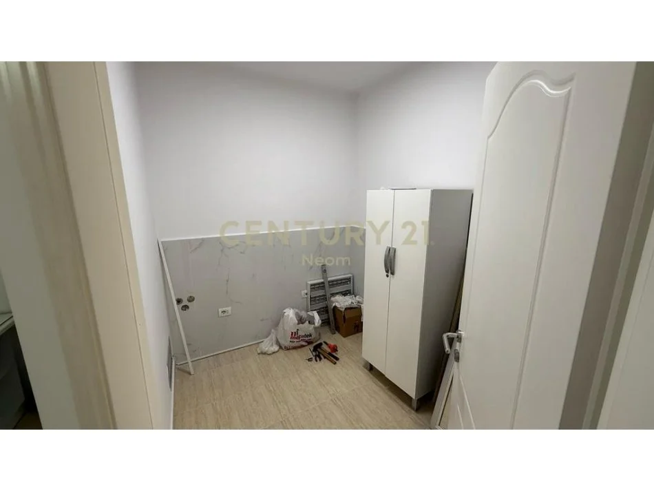 QIRA, ZYRE / KLINIKE TEK KOMUNA PARISIT! Siperfaqe 65m2 700 € (Komuna e Parisit)