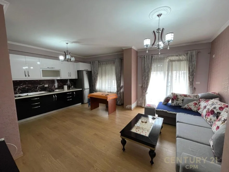 Tirane, shes apartament 3+1+2+ 2 POSTE PARKIMI , 135 m² 360.000 € (Komuna e Parisit)