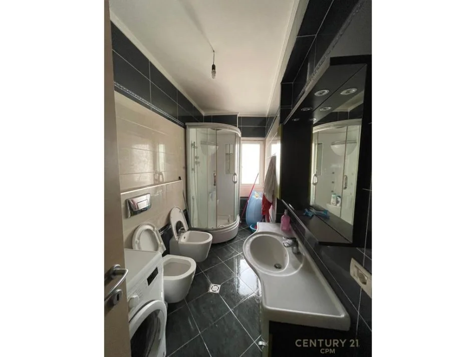 Tirane, shes apartament 3+1+2+ 2 POSTE PARKIMI , 135 m² 360.000 € (Komuna e Parisit)