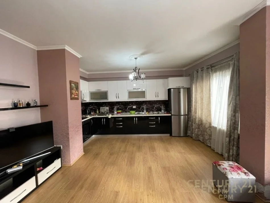 Tirane, shes apartament 3+1+2+ 2 POSTE PARKIMI , 135 m² 360.000 € (Komuna e Parisit)