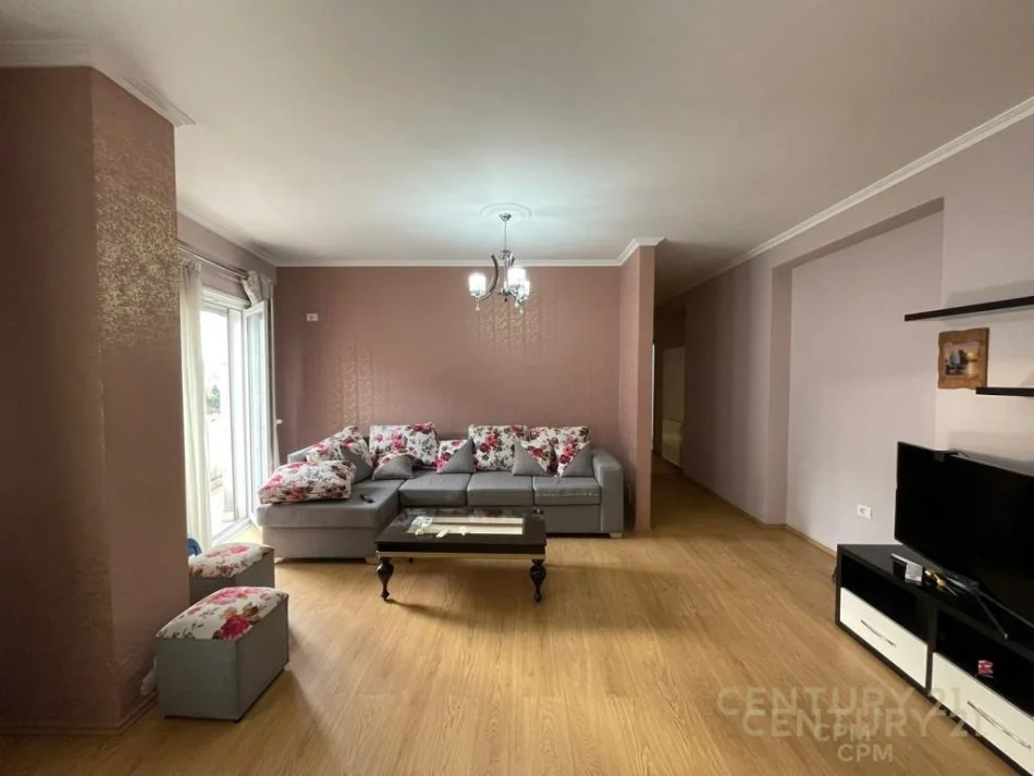 Tirane, shes apartament 3+1+2+ 2 POSTE PARKIMI , 135 m² 360.000 € (Komuna e Parisit)