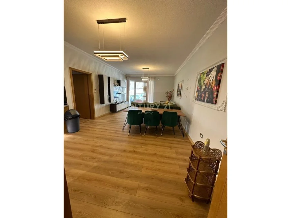 Tirane, jap me qera apartament 3+1+2 , 130 m² 1.200 € (Liqeni i Thatë)