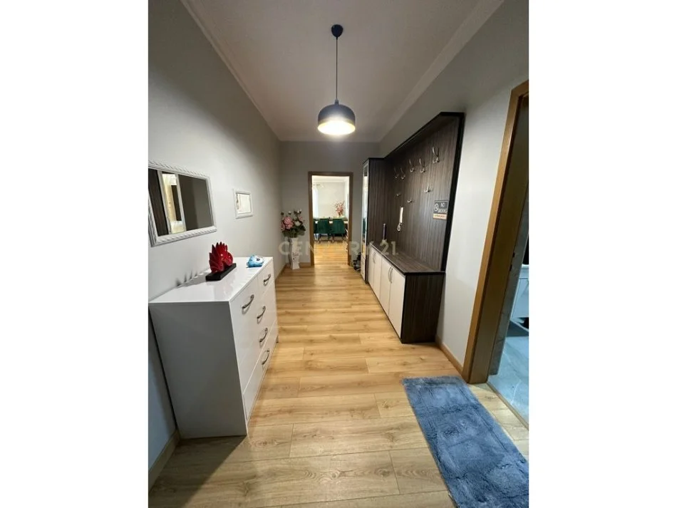 Tirane, jap me qera apartament 3+1+2 , 130 m² 1.200 € (Liqeni i Thatë)