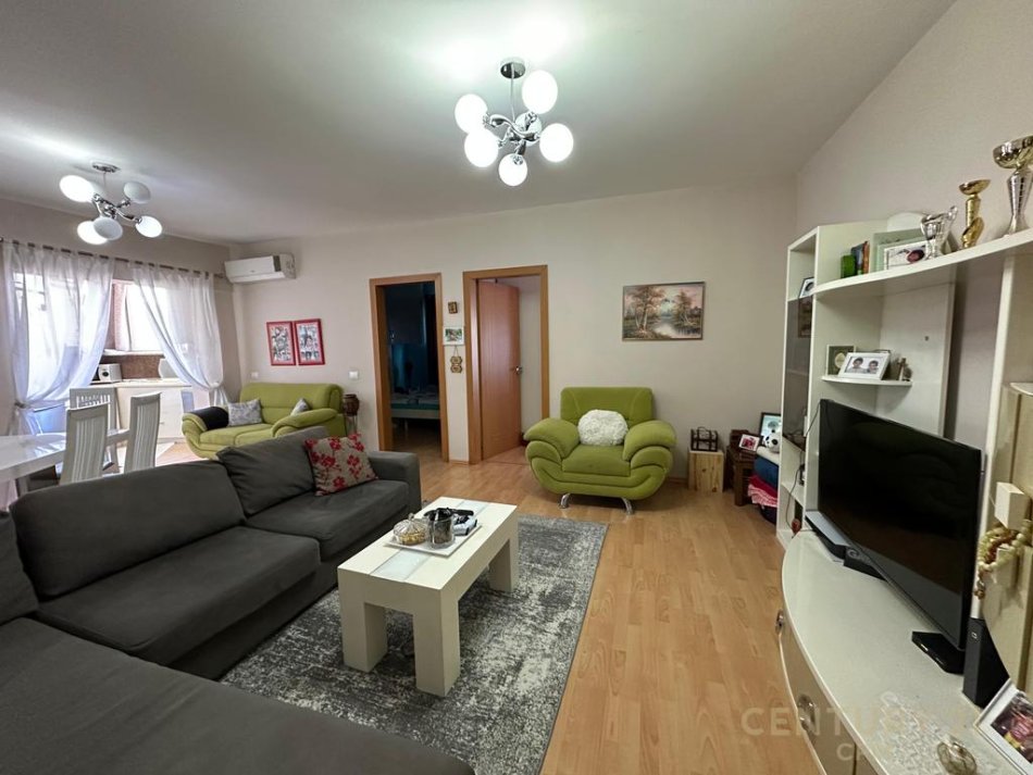 Tirane, shitet apartament 2+1+Ballkon Kati 10, 95 m² 200.000 € (Komuna e Parisit)