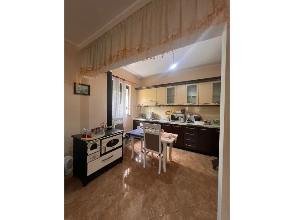 Tirane, shitet shtepi Kati 1, 100 m² 80.000 € 