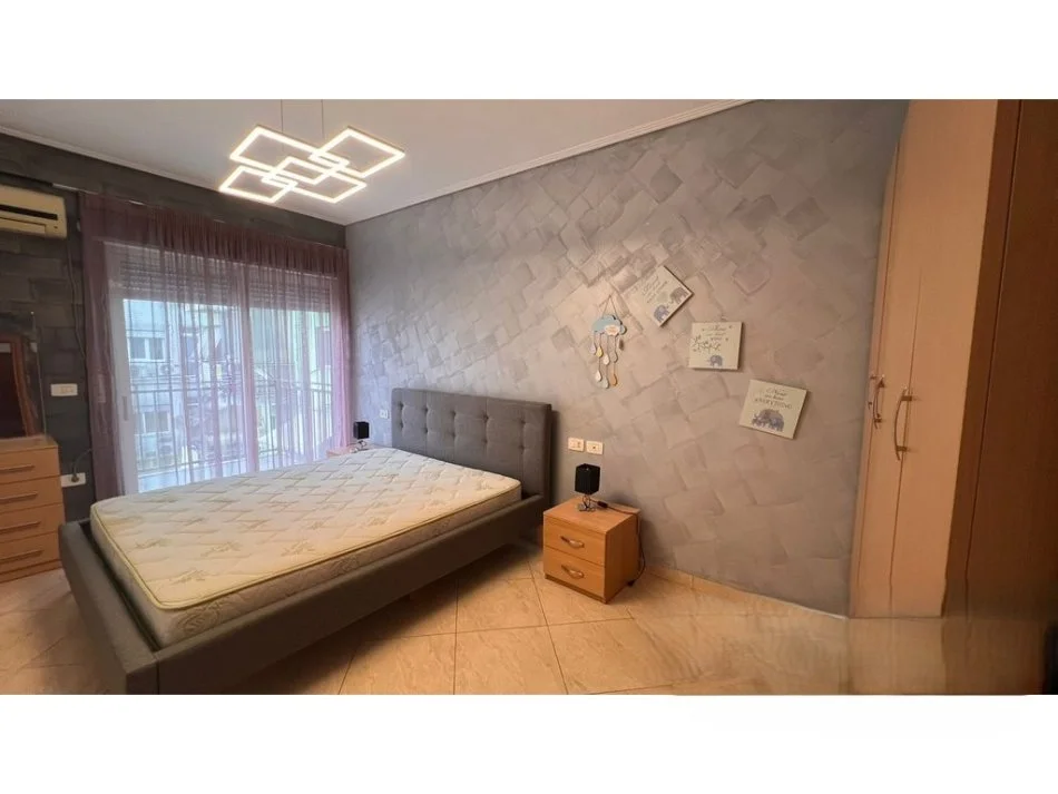 Tirane, shitet apartament 2+1+Ballkon Kati 4,