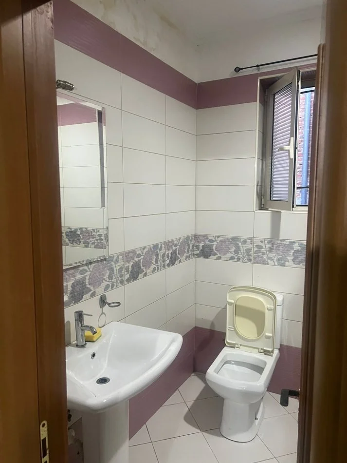 Tirane, jepet me qera apartament 3+1 , 800 € (Siri kodra)