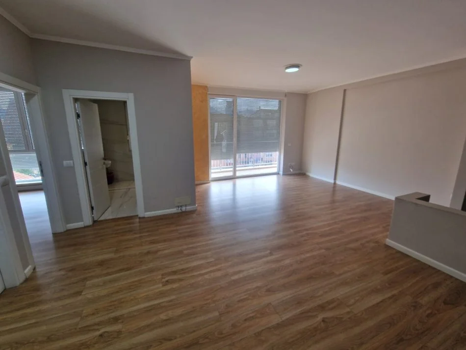 Tirane, jepet me qera ambjent biznesi Kati 3, 121 m² 1.000 € 