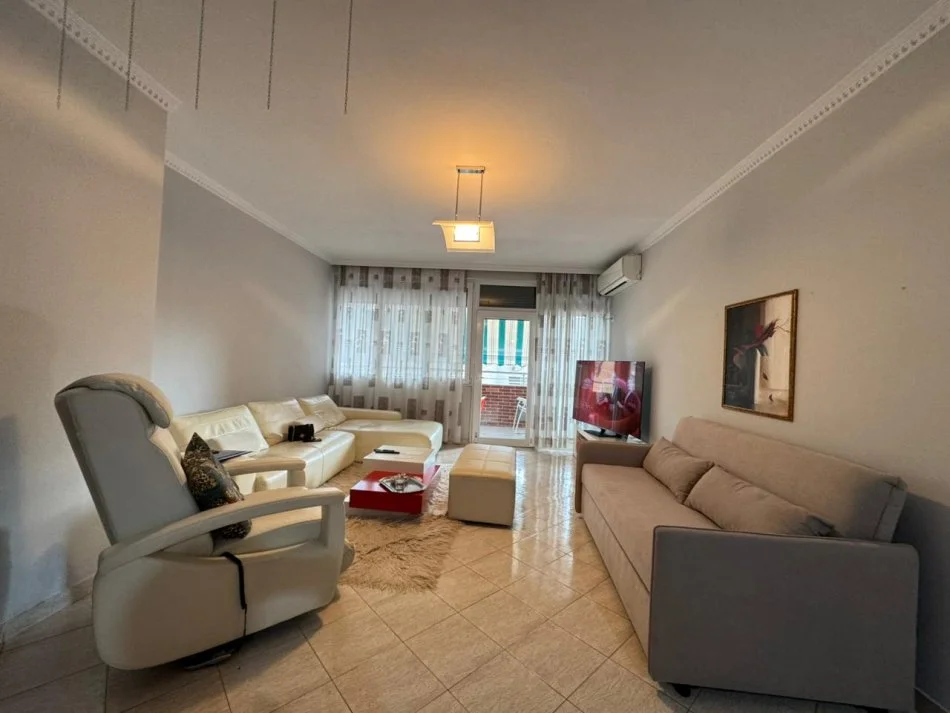 Tirane, jap me qera apartament 2+1+Ballkon Kati 2, 212 m² 250.000 € 