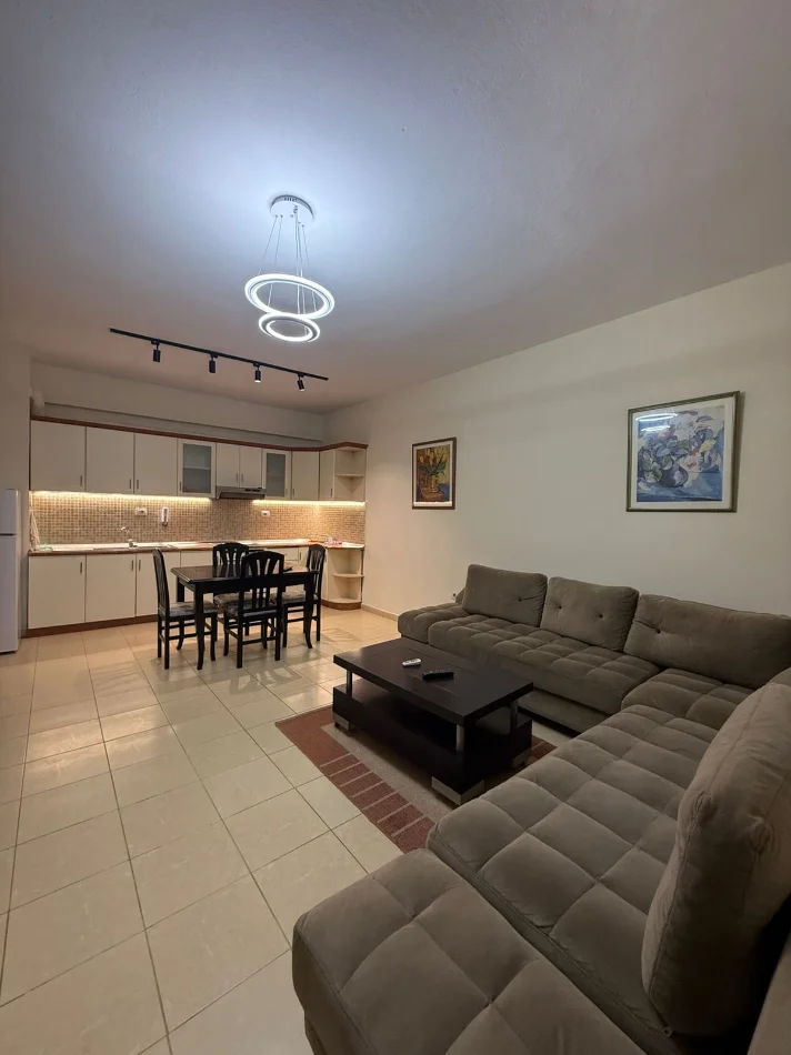 Tirane, jepet me qera apartament 1+1 Kati 2, 70 m² 500 € (Rruga e Barrikadave ne Qender)