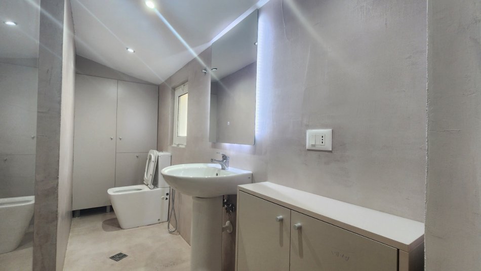 Tirane, jepet me qera apartament 2+1 Kati 5, 100 m² 550 € (Rruga 5 Maji)