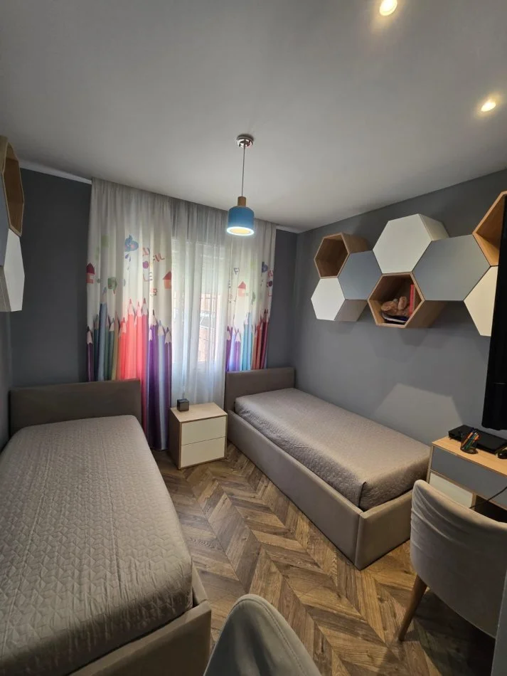 Tirane, shitet apartament 2+1+Ballkon Kati 5, 90 m² 180.000 € (Perball amarikan 3 Golden prak 3)