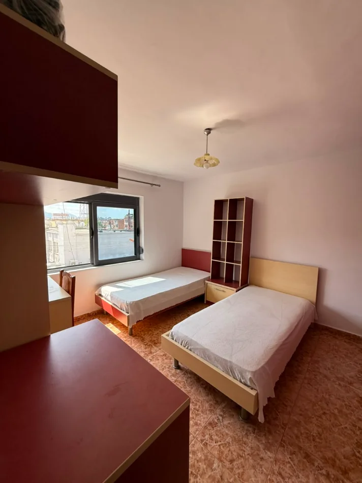 Tirane, jepet me qera apartament 2+1 Kati 4, 500 € (rruga bardhyl)