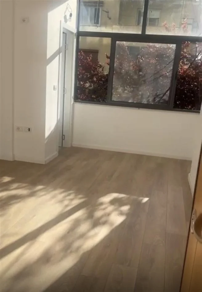 Tirane, jepet me qera apartament 1+1 Kati 1, 65 m² 400 € (Rruga Sali Butka)