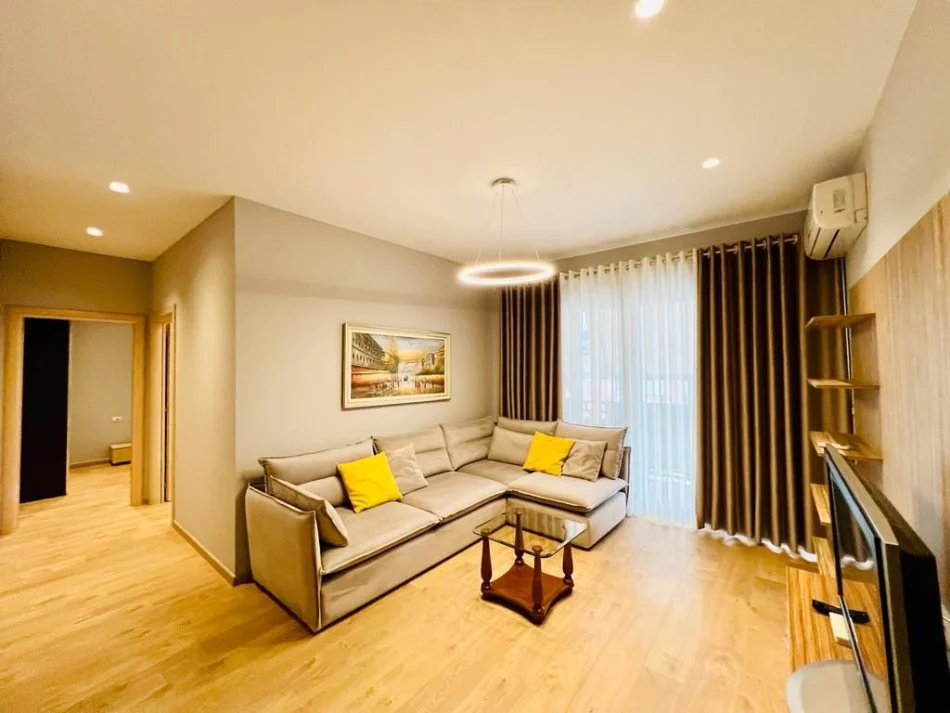 Tirane, jepet me qera apartament 2+1+Ballkon Kati 10, 90 m² 700 € (Komuna e Parisit)