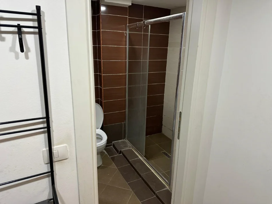 Tirane, jepet me qera apartament 1+1+Ballkon Kati 6, 55m² 43000Leke (Rruga Rrapo Hekali)