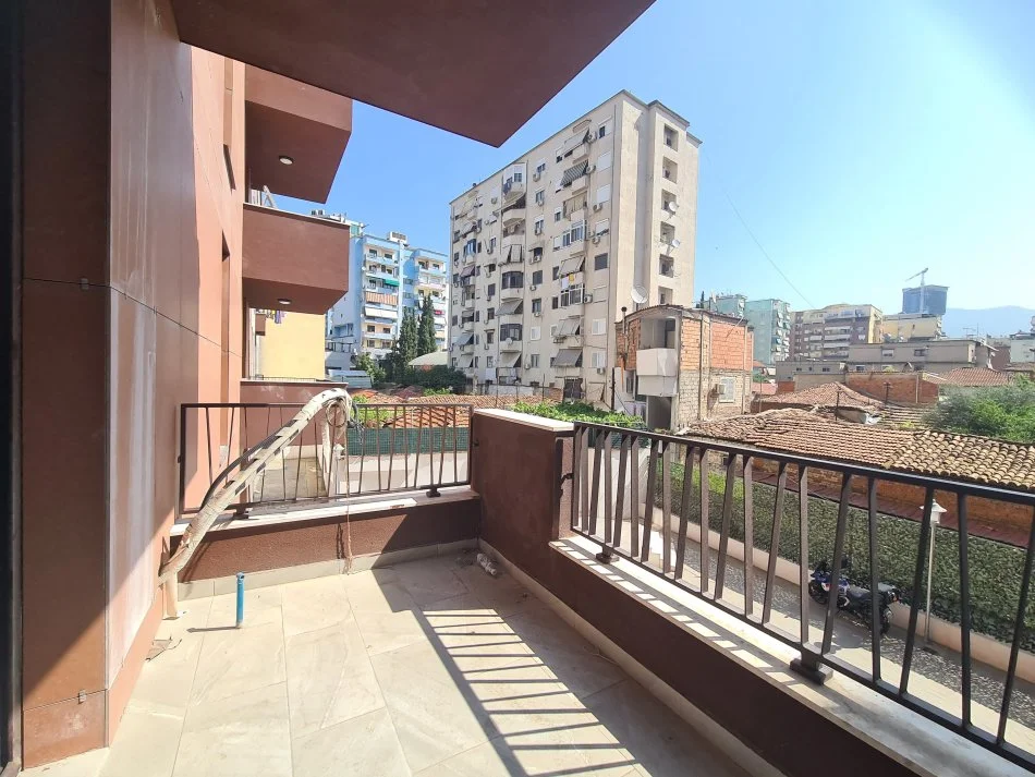 Tirane, shitet apartament 2+1+Ballkon Kati 1, 97 m² 225.000 € (Rruga Myslym Shyri)