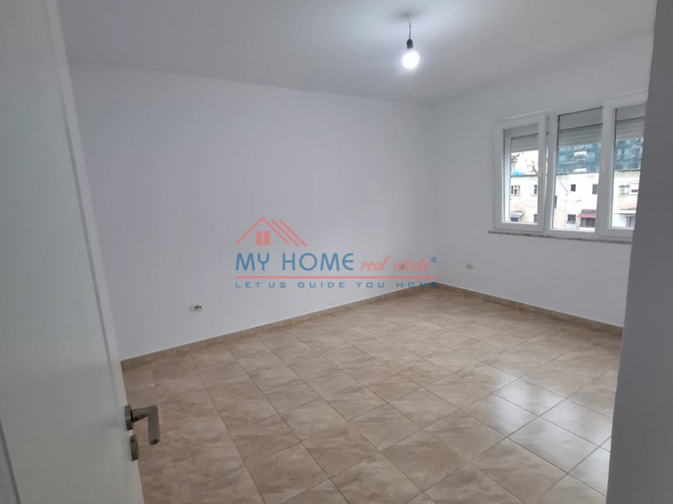 Tirane, shitet apartament 1+1+Ballkon Kati 5, 64 m² 127.000 € (Rruga Ylbere Bylykbashi)