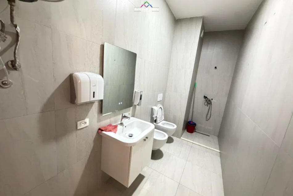 Tirane, shes zyre Kati 0, 200 m² 500.500 € (ali demi)