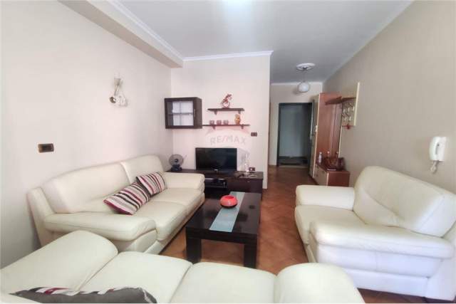 Tirane, jepet me qera apartament 1+1 Kati 1, 55 m² 300 Euro (Stadiumi Dinamo)