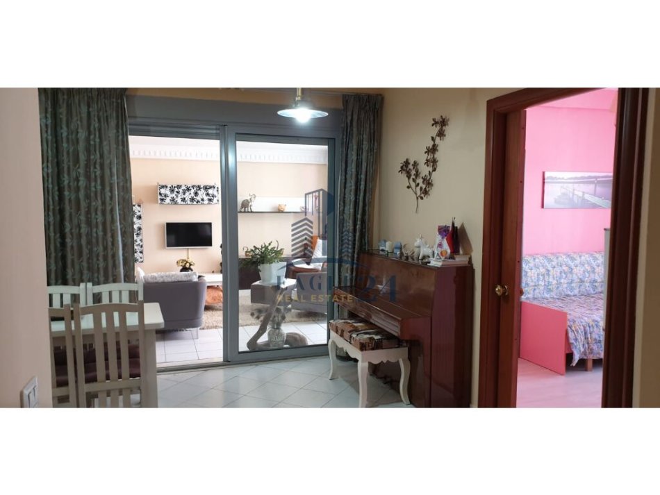 Tirane, jepet me qera apartament 2+1 , 75 m² 450 € (MISTO MAME)