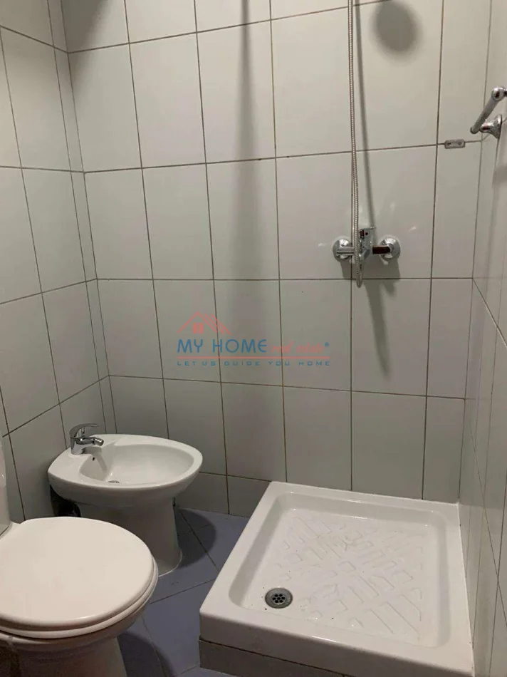 Tirane, jepet me qera apartament 1+1+Ballkon Kati 5, 60 m² 450 € (Don Bosko)