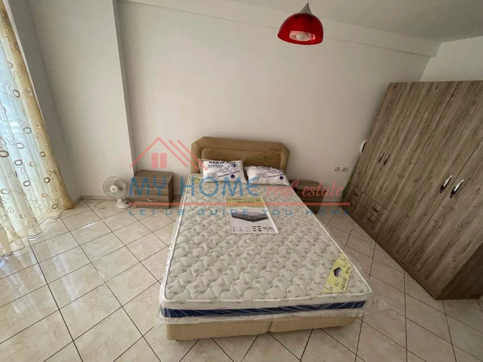 Tirane, jepet me qera apartament 1+1+Ballkon Kati 4, 73 m² 400 € (Laprake)