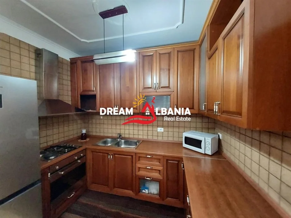 Tirane, jepet me qera apartament 1+1 Kati 3, 74 m² 550 € (prane Delijorgjit)