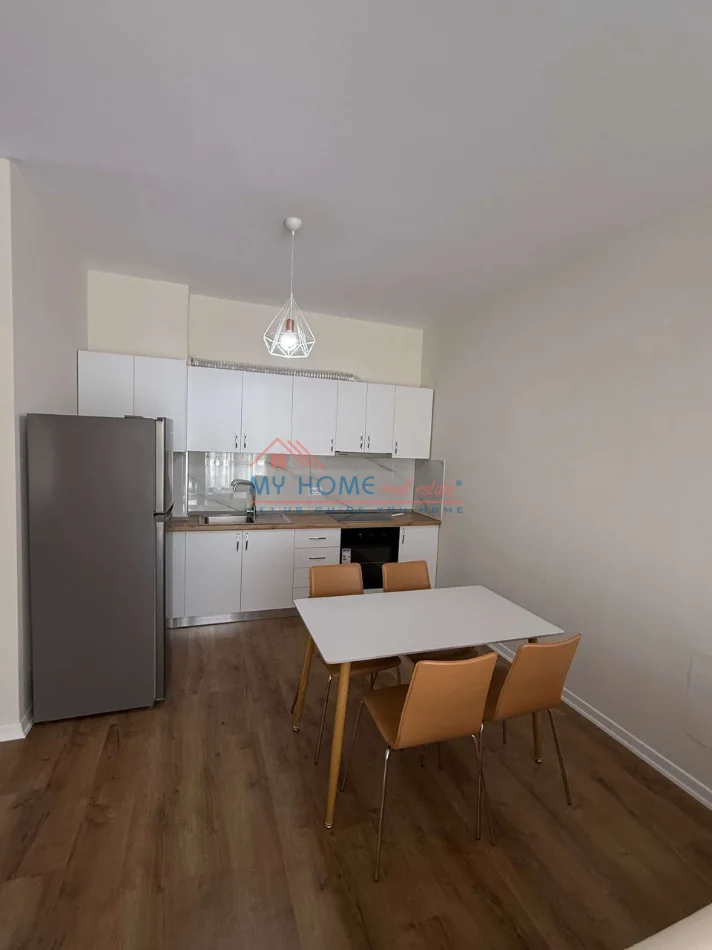 Tirane, jepet me qera apartament 1+1+Ballkon Kati 4, 70 m² 520 € (5 Maji)