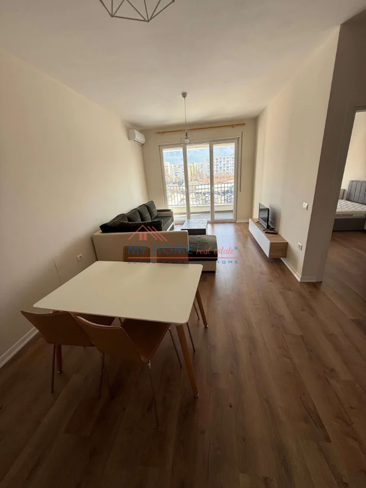 Tirane, jepet me qera apartament 1+1+Ballkon Kati 4, 70 m² 520 € (5 Maji)