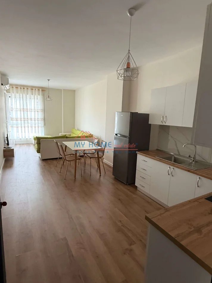 Tirane, jepet me qera apartament 1+1+Ballkon Kati 3, 70 m² 570 € (5 Maji)