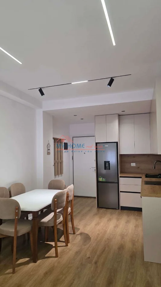 Tirane, jepet me qera apartament 1+1+Ballkon Kati 5, 55 m² 500 € (Ali Demi)