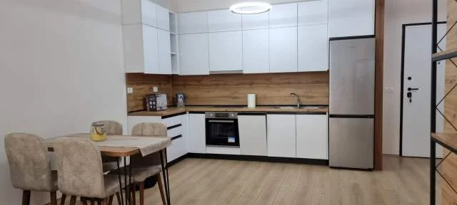 Tirane, jepet me qera apartament 2+1 Kati 4, 100 m² 720 Euro (Don Bosko)