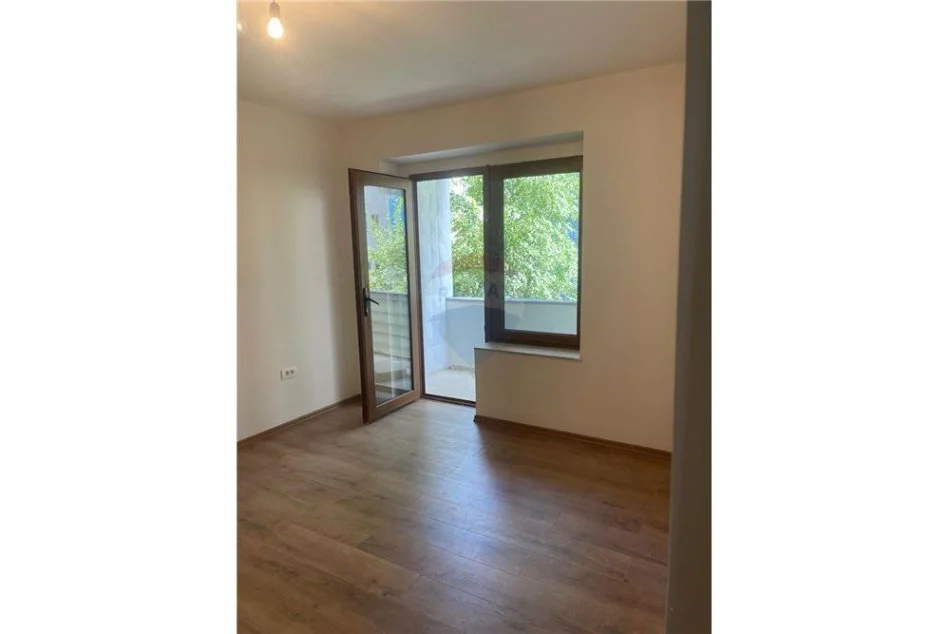 Tirane, jepet me qera zyre Kati 3, 60 m² 600 € (Rruga "Brigada 8")