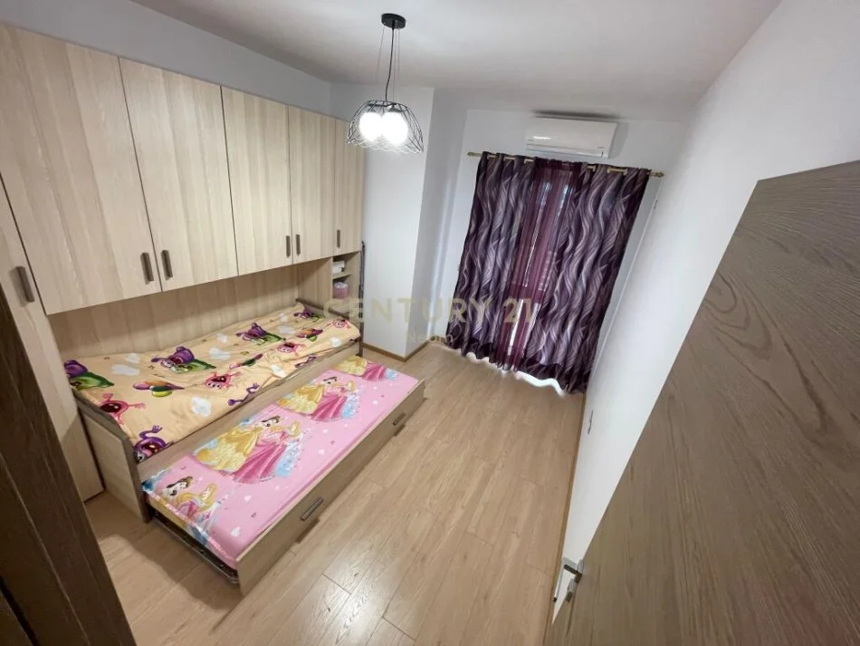 Tirane, jepet me qera apartament 2+1 Kati 3, 125 m² 700 € (kristal center)