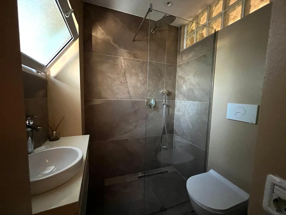 Tirane, jepet me qera apartament 3+1+Ballkon Kati 3, 800 € (rr.Barrikadave)