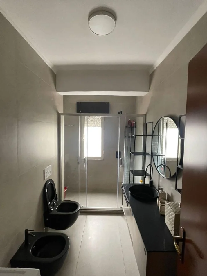 Tirane, jepet me qera apartament 3+1 Kati 2, 110 m² 950 € 