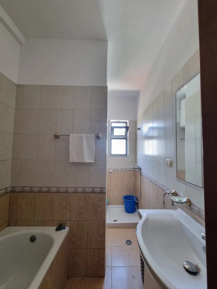 Tirane, jepet me qera apartament 2+1+Ballkon Kati 8, 120 m² 600 € (qender)