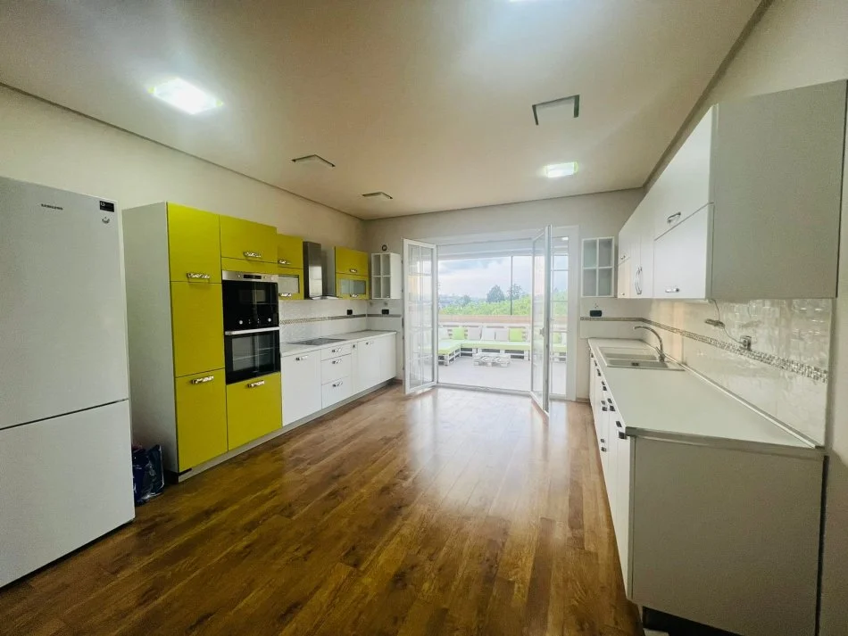 Tirane, jepet me qera Vile 4+1+Ballkon Kati 3, 250 m² 2.000 € (rruga e vilave)